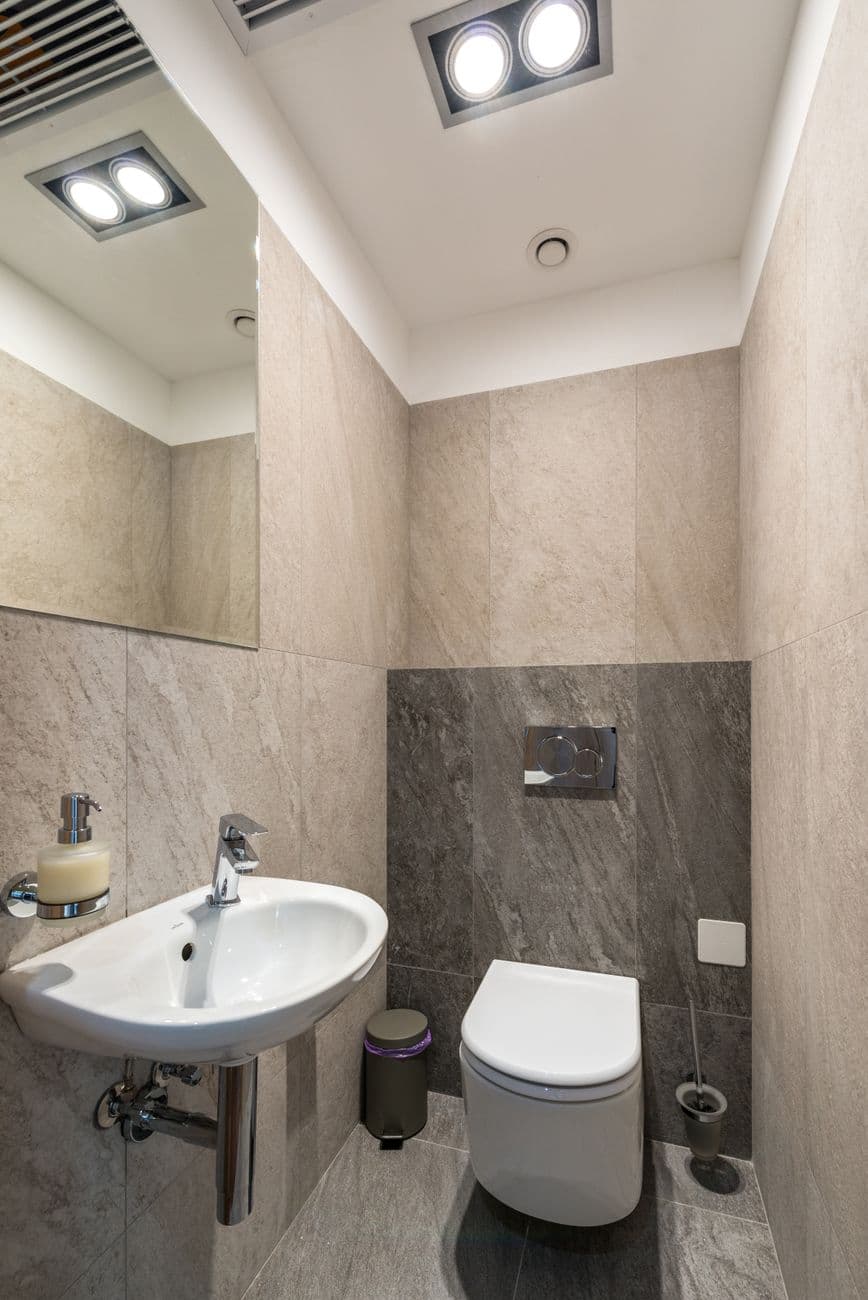 Bathroom detail in large-format stone with a wall-hung basin