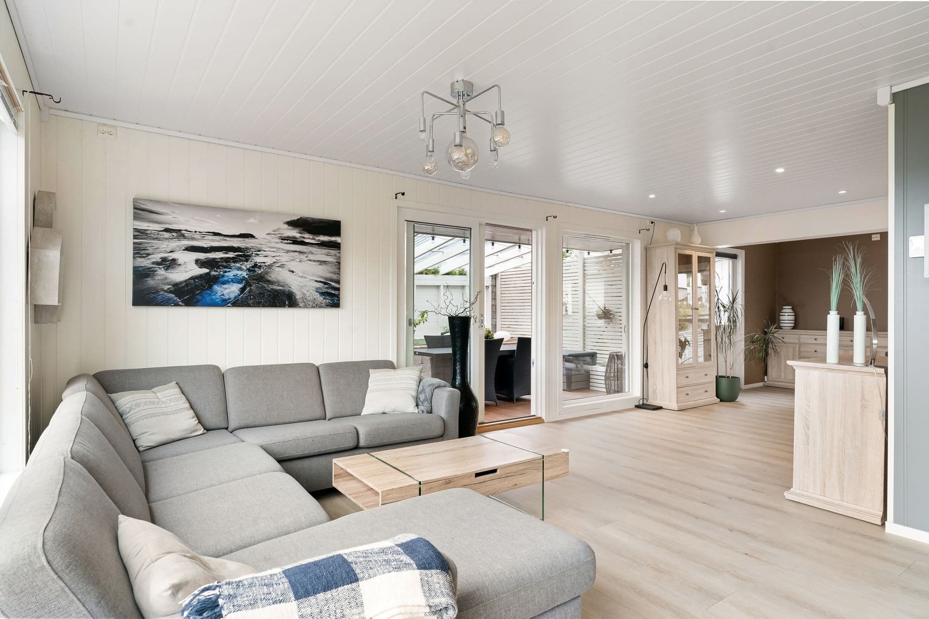 Light-filled living room with a panelled ceiling and full-height windows
